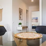 Lovely & Bright Renovated Apt. W/ Balcony In Lagos
