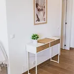 Lovely & Bright Renovated Apt. W/ Balcony In Lägenhet Lagos