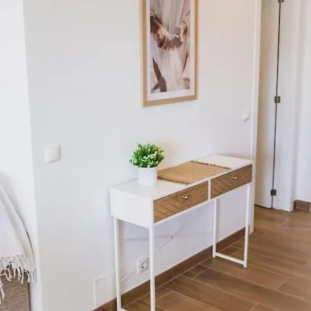 Lovely & Bright Renovated Apt. W/ Balcony In Apartman Lagos