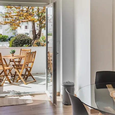 Lovely & Bright Renovated Apt. W/ Balcony In Apartman *