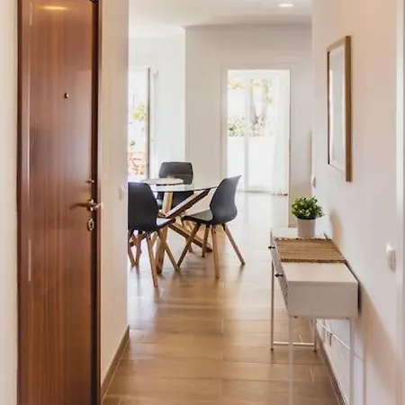 Apartman Lovely & Bright Renovated Apt. W/ Balcony In *