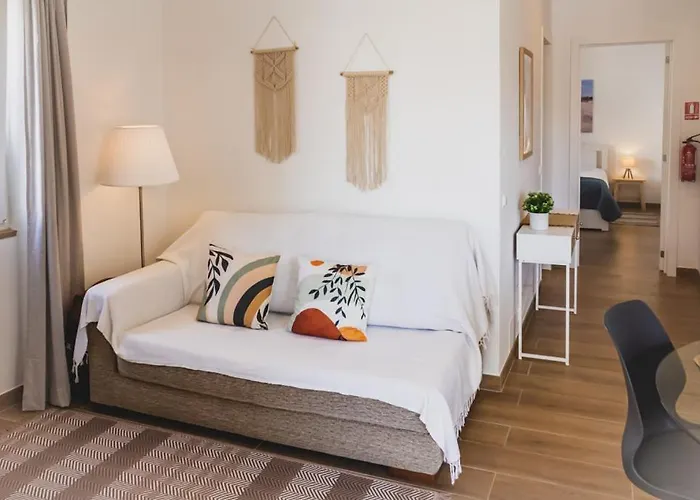 Lovely & Bright Renovated Apt. W/ Balcony In アパート