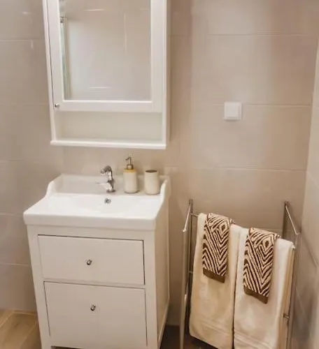 Lovely & Bright Renovated Apt. W/ Balcony In ラゴス