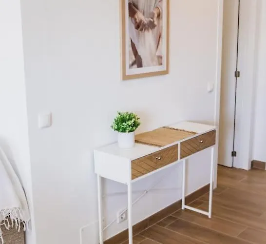 Lovely & Bright Renovated Apt. W/ Balcony In アパート ラゴス