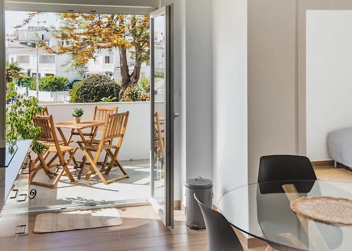 Lovely & Bright Renovated Apt. W/ Balcony In アパート *