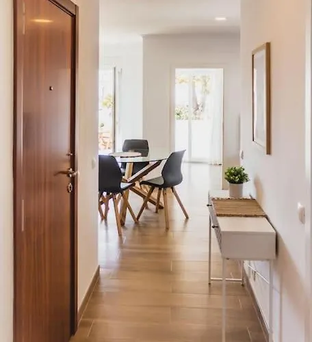 アパート Lovely & Bright Renovated Apt. W/ Balcony In *