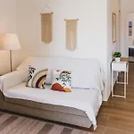 Lovely & Bright Renovated Apt. W/ Balcony In Appartement