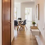 アパート Lovely & Bright Renovated Apt. W/ Balcony In *