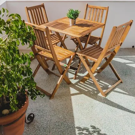 Apartment Lovely & Bright Renovated Apt. W/ Balcony In *