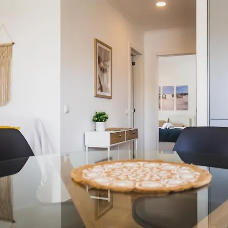 Lovely & Bright Renovated Apt. W/ Balcony In לאגוּ‏ש