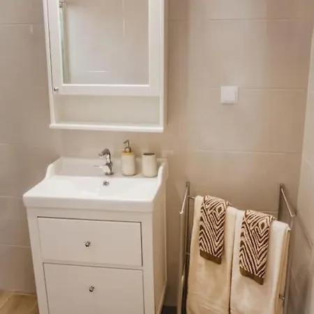 Lovely & Bright Renovated Apt. W/ Balcony In Lagos