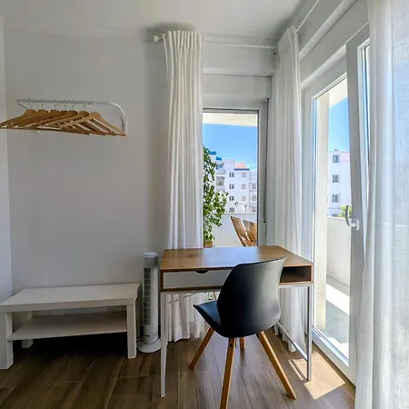 Lovely & Bright Renovated Apt. W/ Balcony In Appartement Lagos
