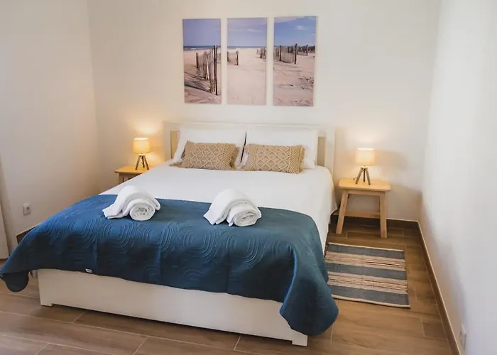 아파트 Lovely & Bright Renovated Apt. W/ Balcony In *