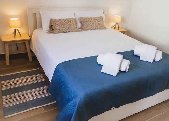 Lovely & Bright Renovated Apt. W/ Balcony In 라고스