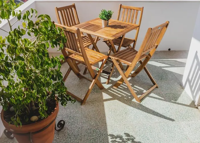 아파트 Lovely & Bright Renovated Apt. W/ Balcony In *