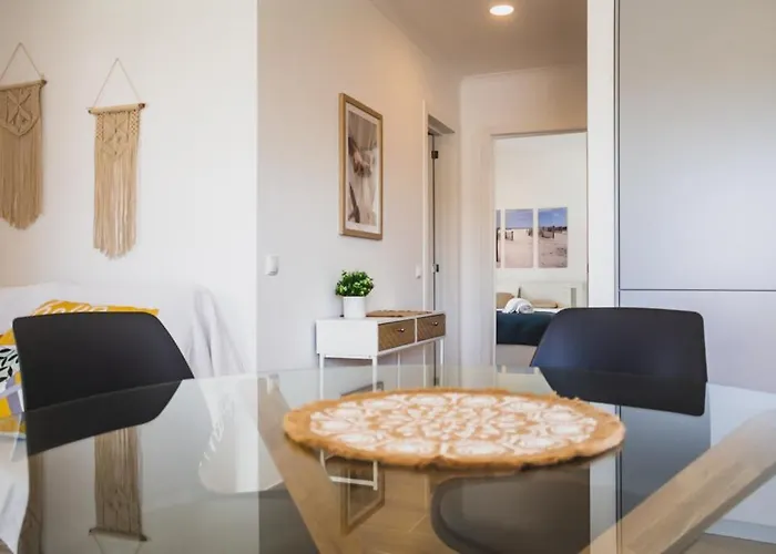 Lovely & Bright Renovated Apt. W/ Balcony In 라고스