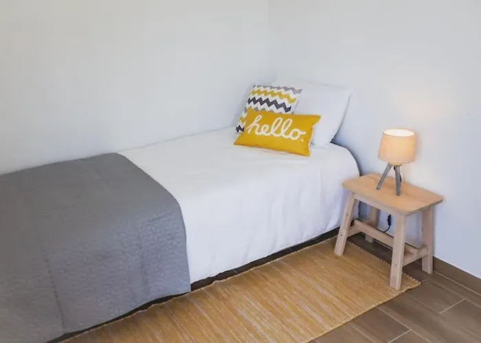 Lovely & Bright Renovated Apt. W/ Balcony In * 라고스