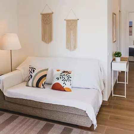 Lovely & Bright Renovated Apt. W/ Balcony In Apartamento