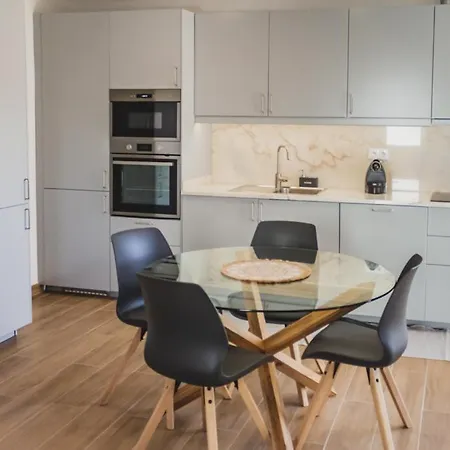 Lovely & Bright Renovated Apt. W/ Balcony In Διαμέρισμα